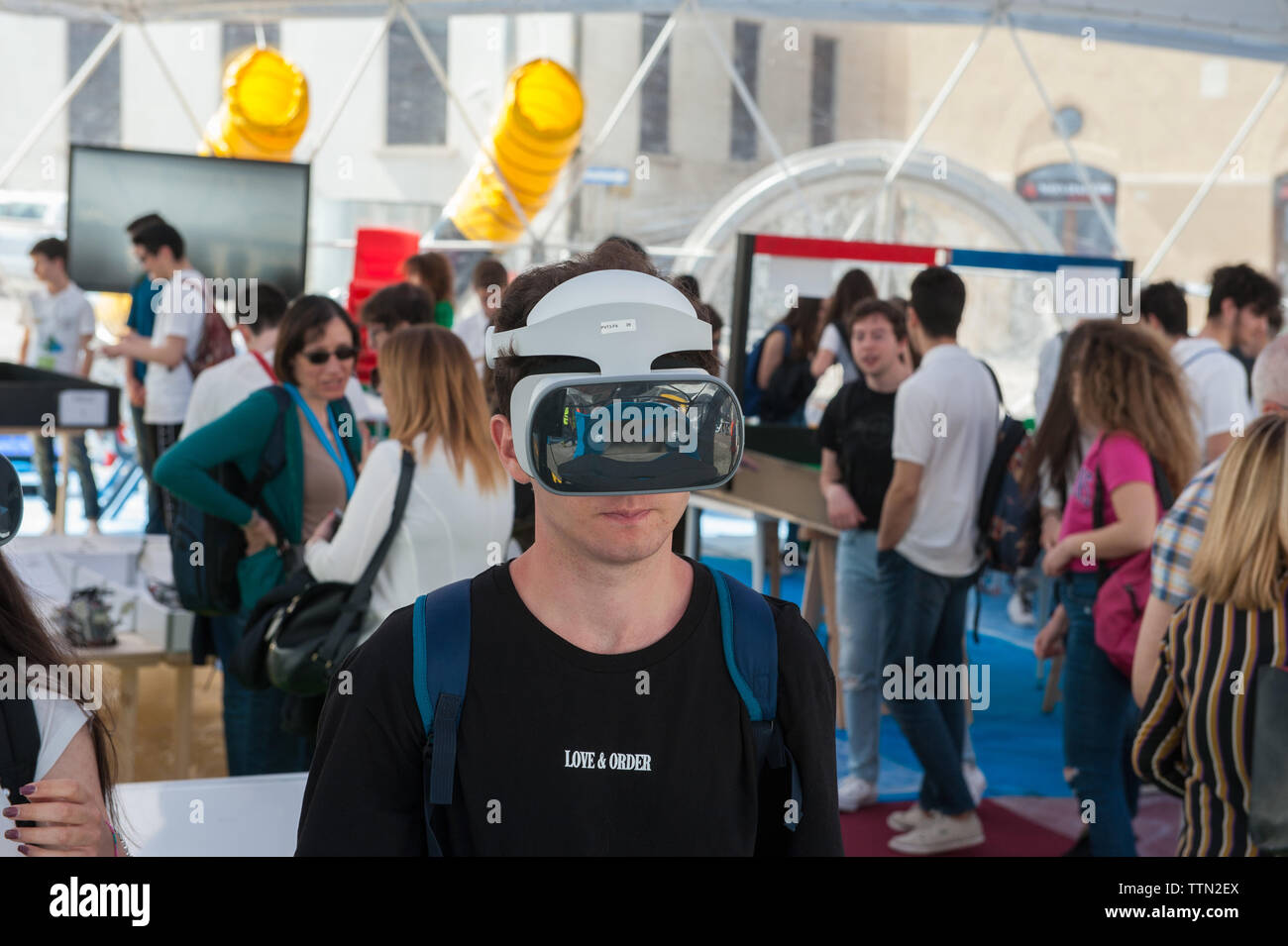 L'Aquila, Italia: Futura L'Aquila, l'ultimo stadio della futura, una manifestazione itinerante promossa dal Ministero dell'Istruzione Università e Ricerca Foto Stock
