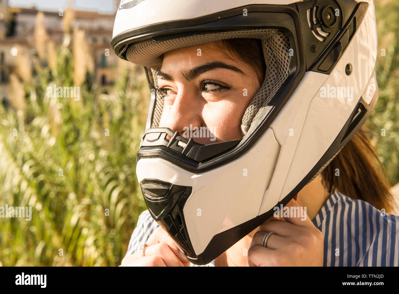 Close-up ragazza adolescente il fissaggio casco Foto Stock