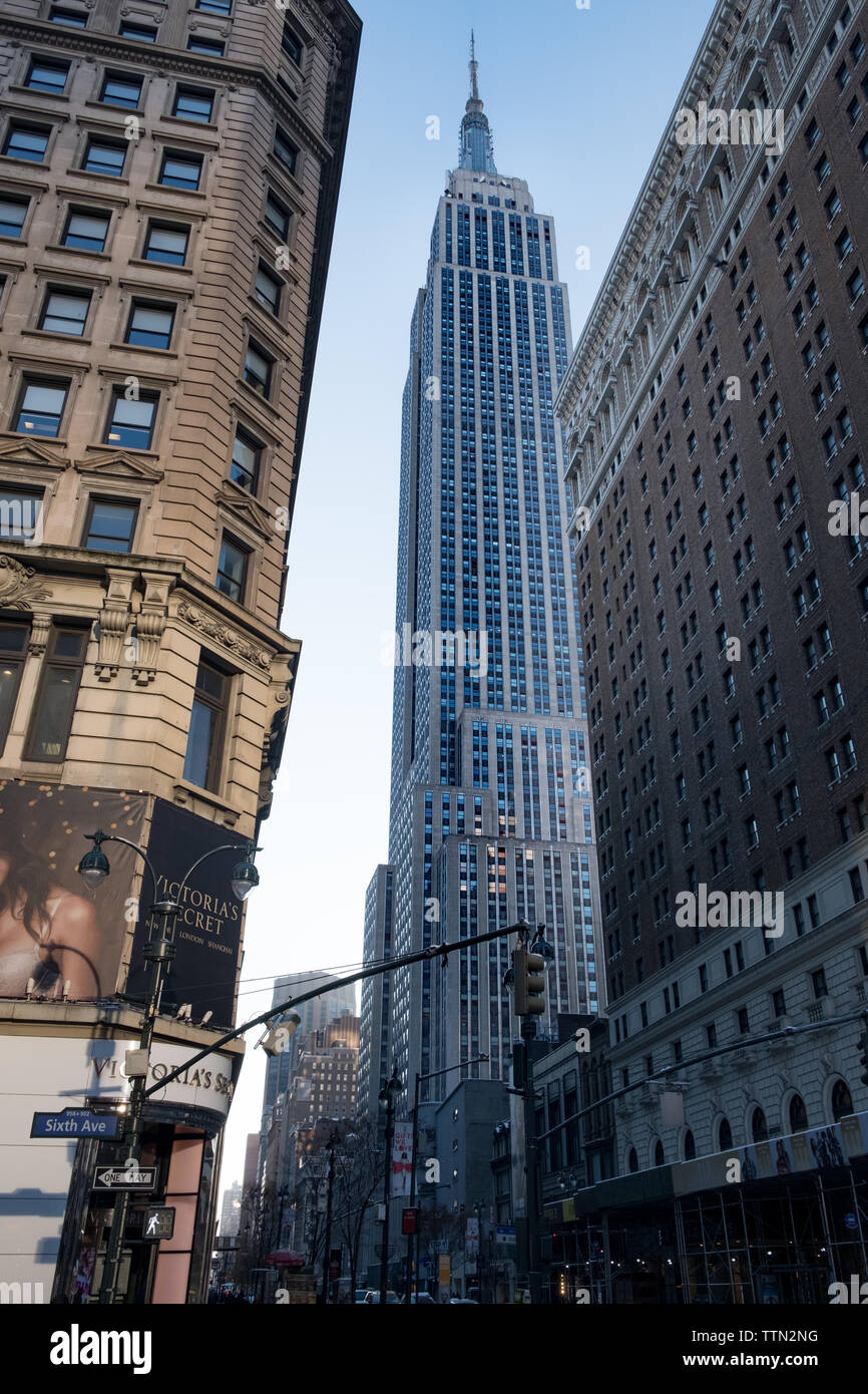 Dicembre 2017. L'Empire State Building come visto da un angolo della West 34th Street e la 6th Avenue, New York, Stati Uniti d'America Foto Stock