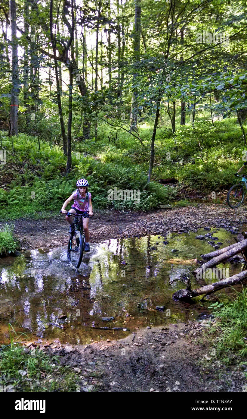 Stati Uniti: Giugno 19, 2016: Mountain bike presso la libertà vicino centro medaglioni in Loudoun County Virginia. (Foto di Douglas Graham) Foto Stock