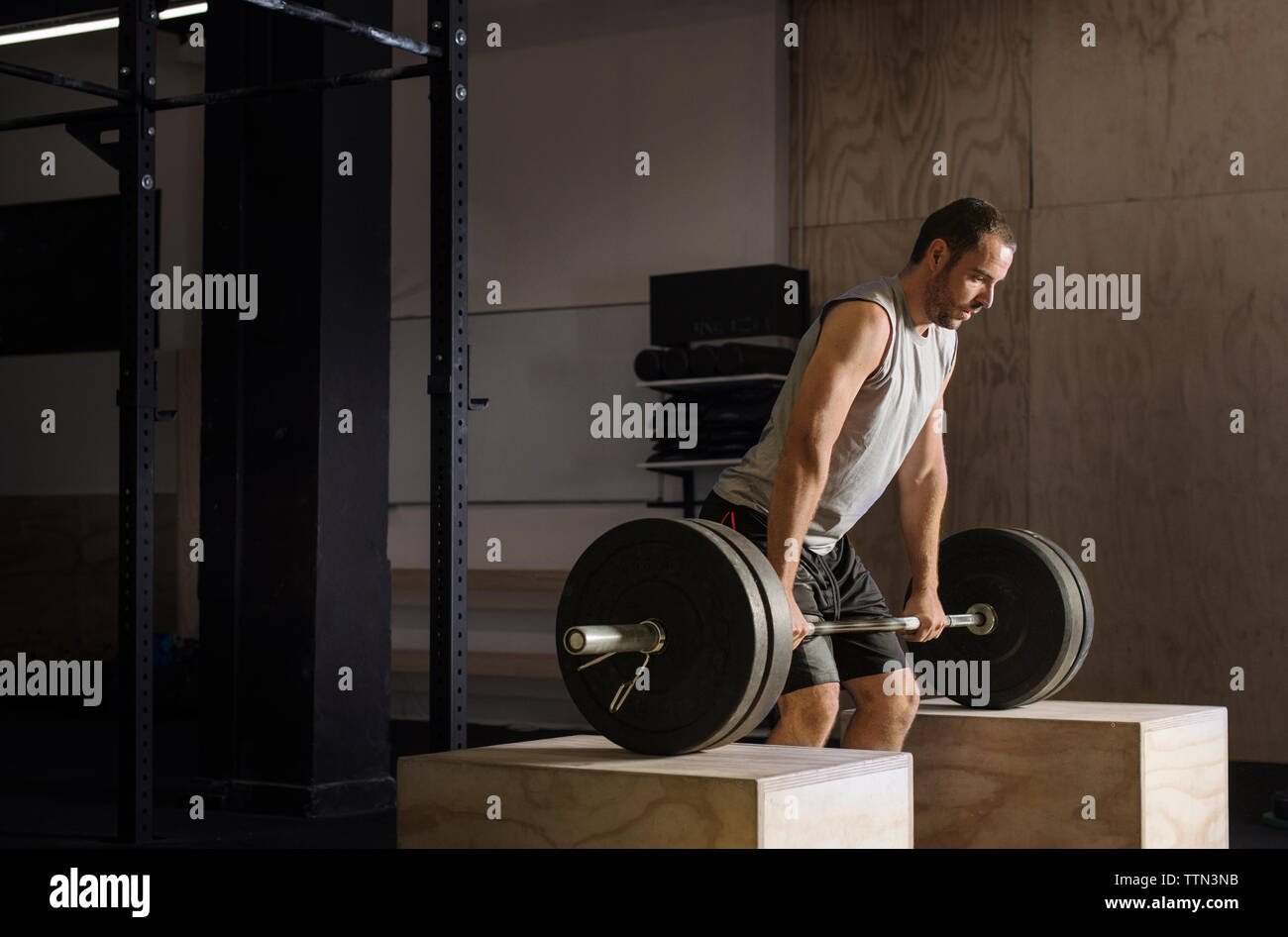 Determinato atleta maschio il sollevamento barbell in palestra Foto Stock