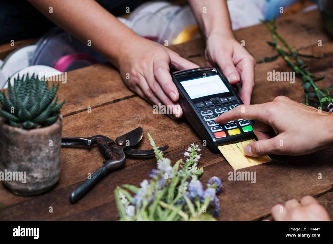 Immagine ritagliata del cliente di pagare con carta di credito Foto Stock