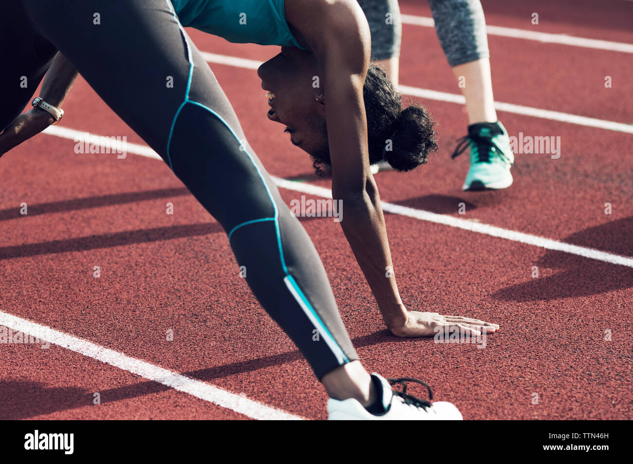 Gli atleti che esercitano sulla via Foto Stock