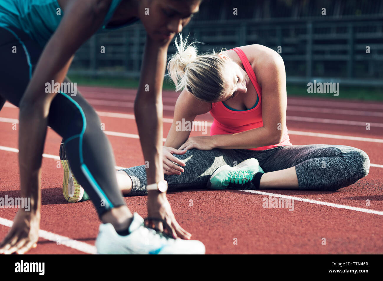 Le atlete che esercitano sulla via Foto Stock