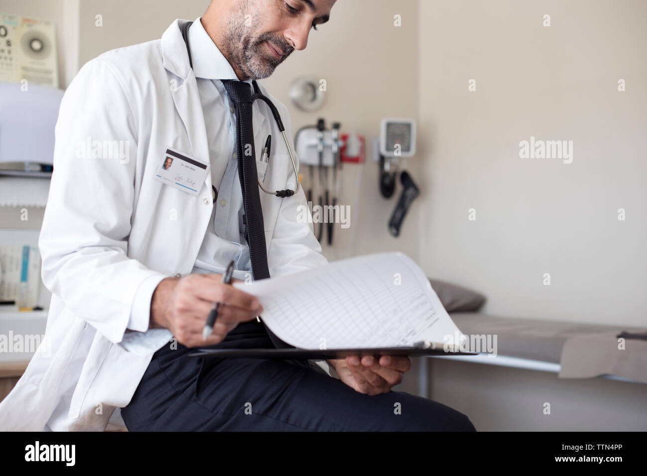 Medico preparare relazioni mentre è seduto in ospedale Foto Stock