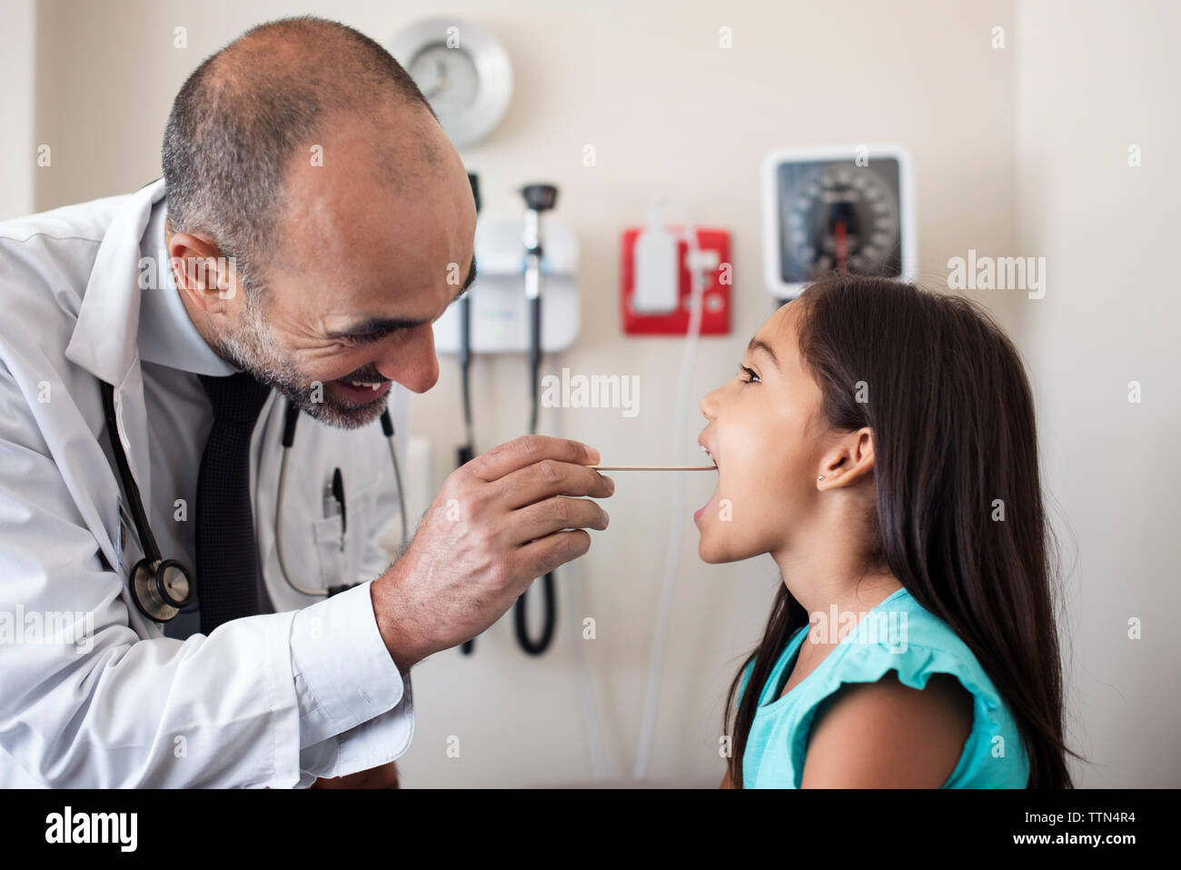 Controllo medico ragazza medico in sala esame Foto Stock