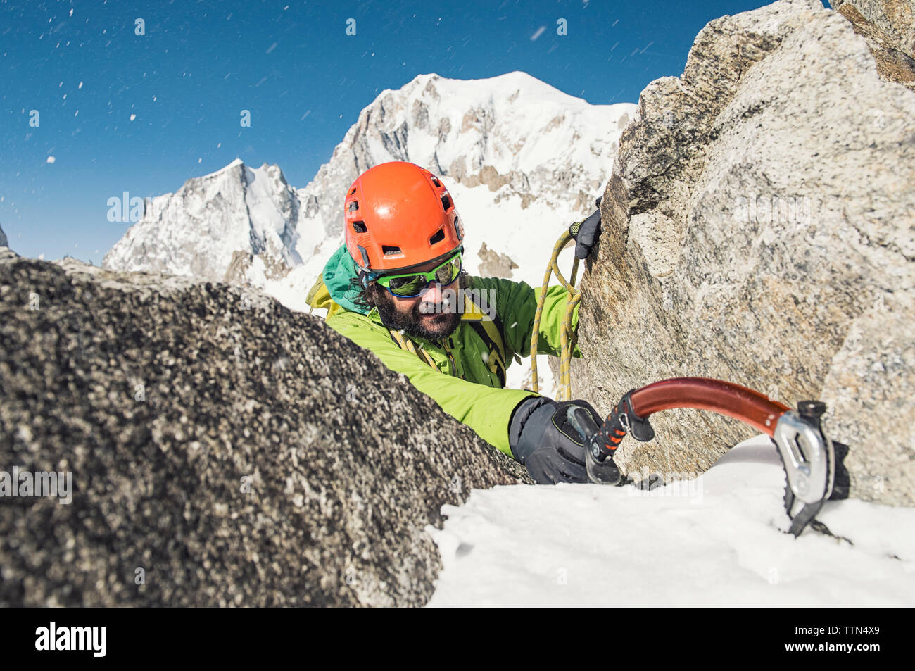 Escursionista maschio arrampicate Montagna durante l inverno Foto Stock