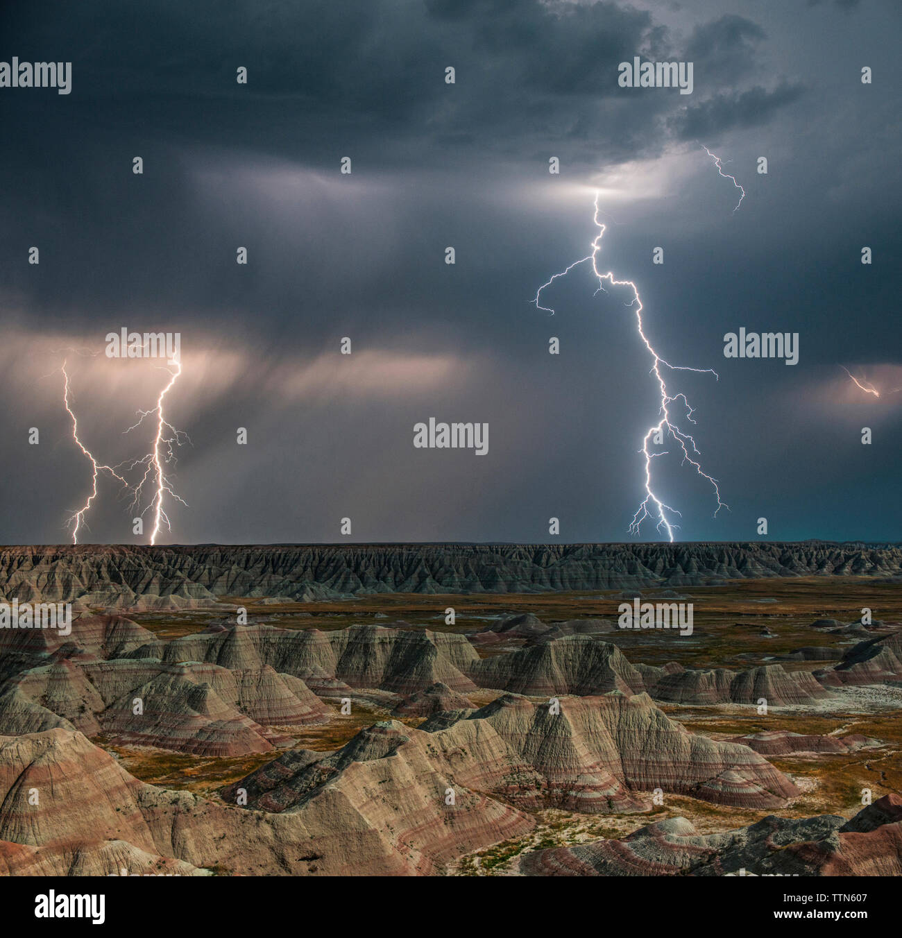 Un fulmine sul Parco nazionale Badlands di notte Foto Stock