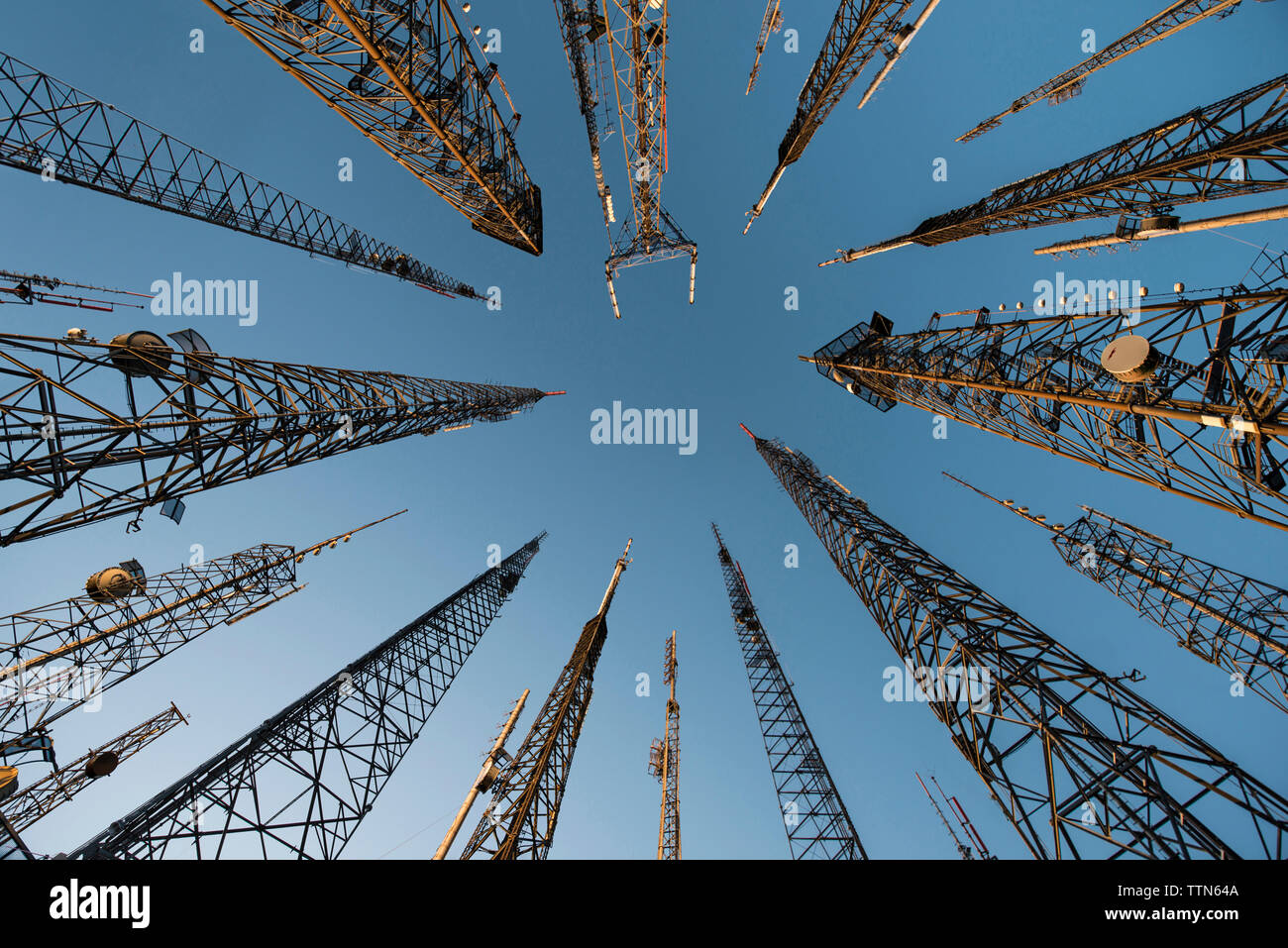 Basso angolo vista delle torri di ripetitore contro il cielo blu chiaro Foto Stock