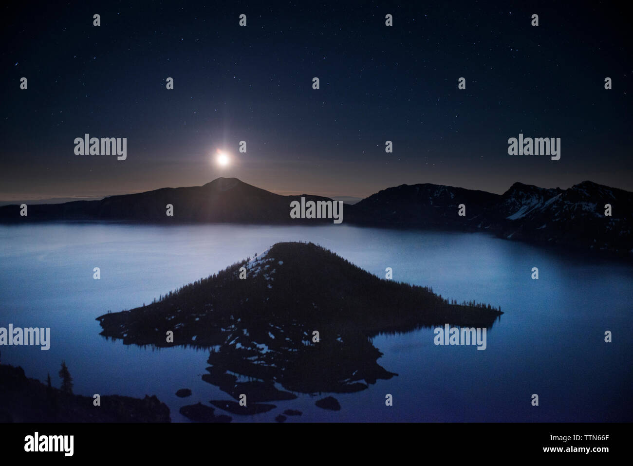 Vista panoramica di Wizard Island nel cratere del lago contro il cielo di notte Foto Stock