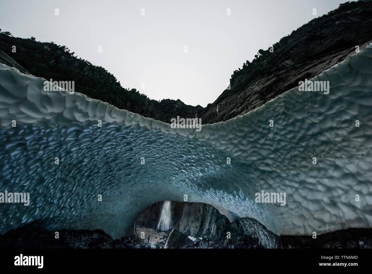 Visione idilliaca di quattro grandi Mountain contro il cielo dalla grotta di ghiaccio a cascata del parco nazionale Foto Stock