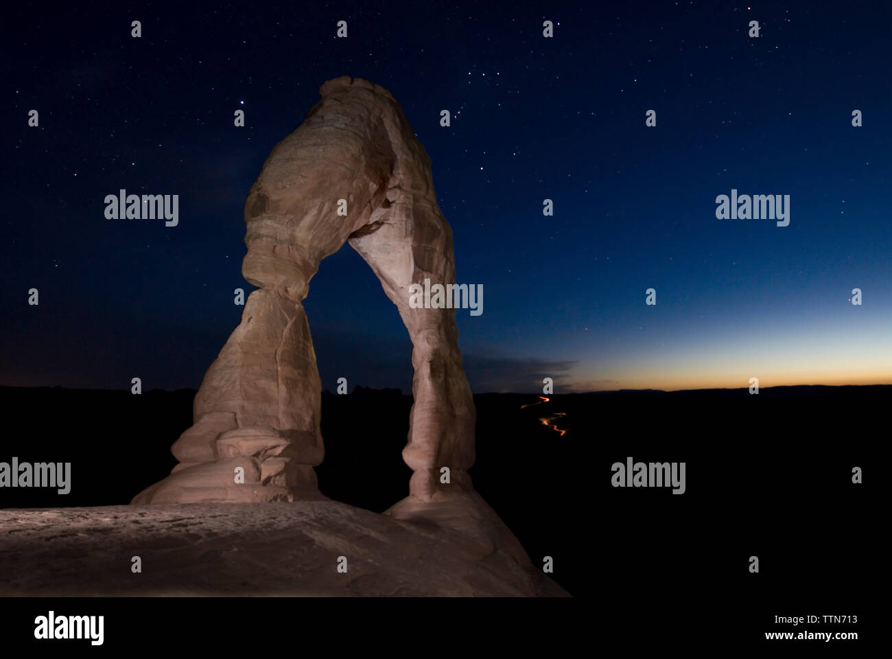 Una vista maestosa di Delicate Arch contro star campo al Parco Nazionale di Arches durante la notte Foto Stock