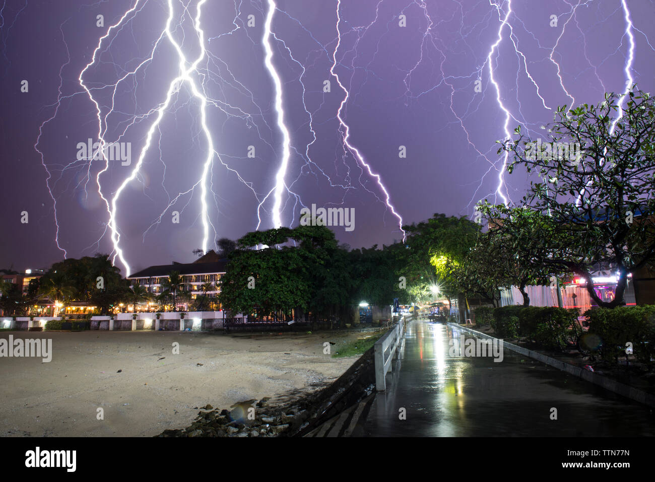 Una vista maestosa di tempesta un fulmine sulla città Foto Stock