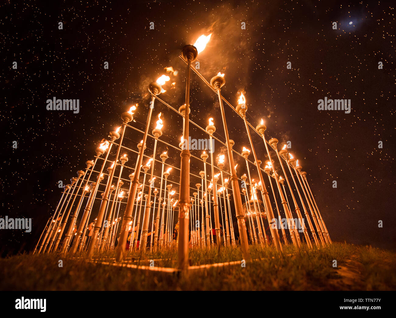 Basso angolo di visione del fuoco poli contro star campo durante Yi Peng Festival Foto Stock