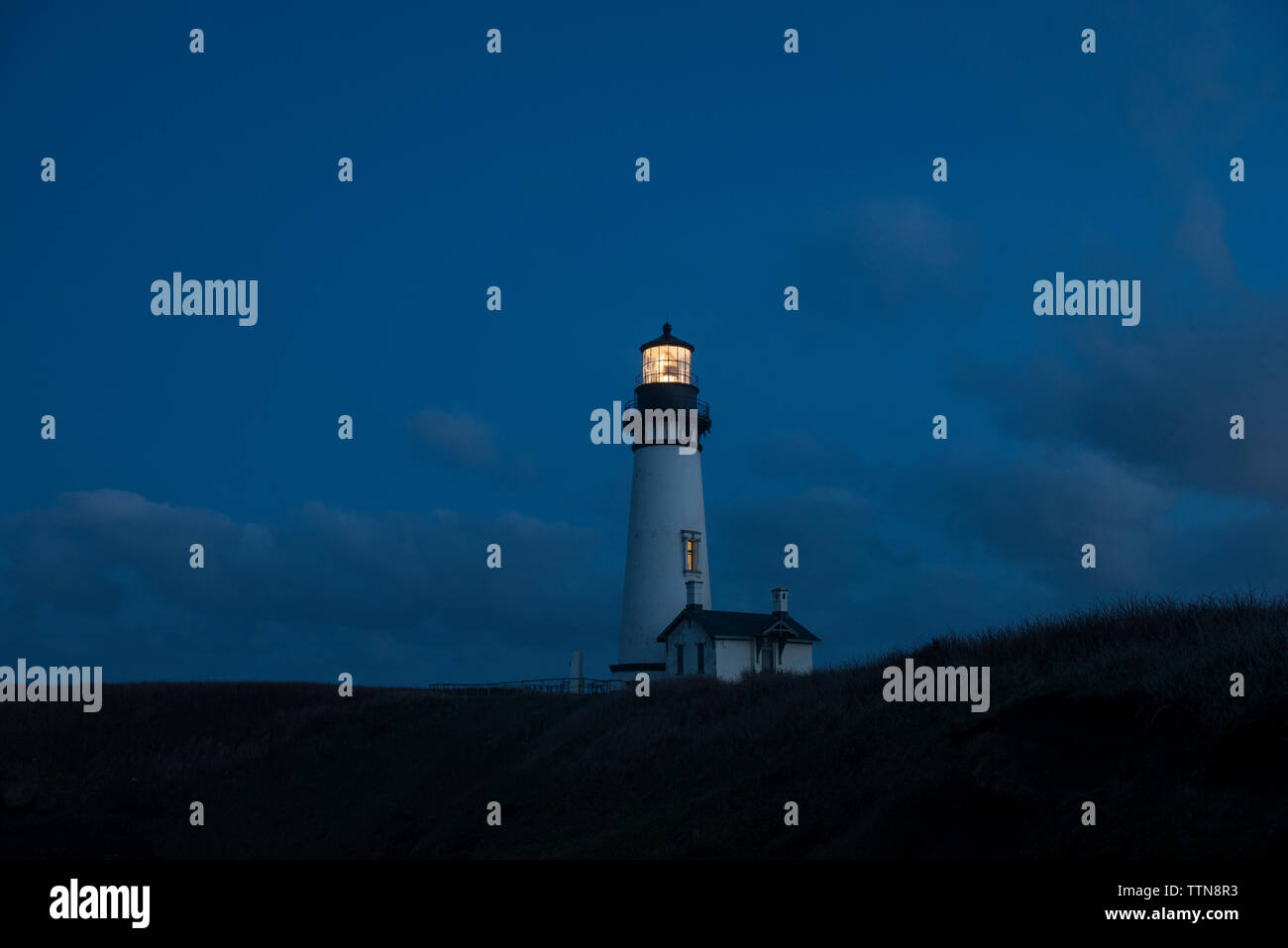 Basso angolo vista del faro illuminato contro il cielo a Cape Blanco parco dello stato Foto Stock