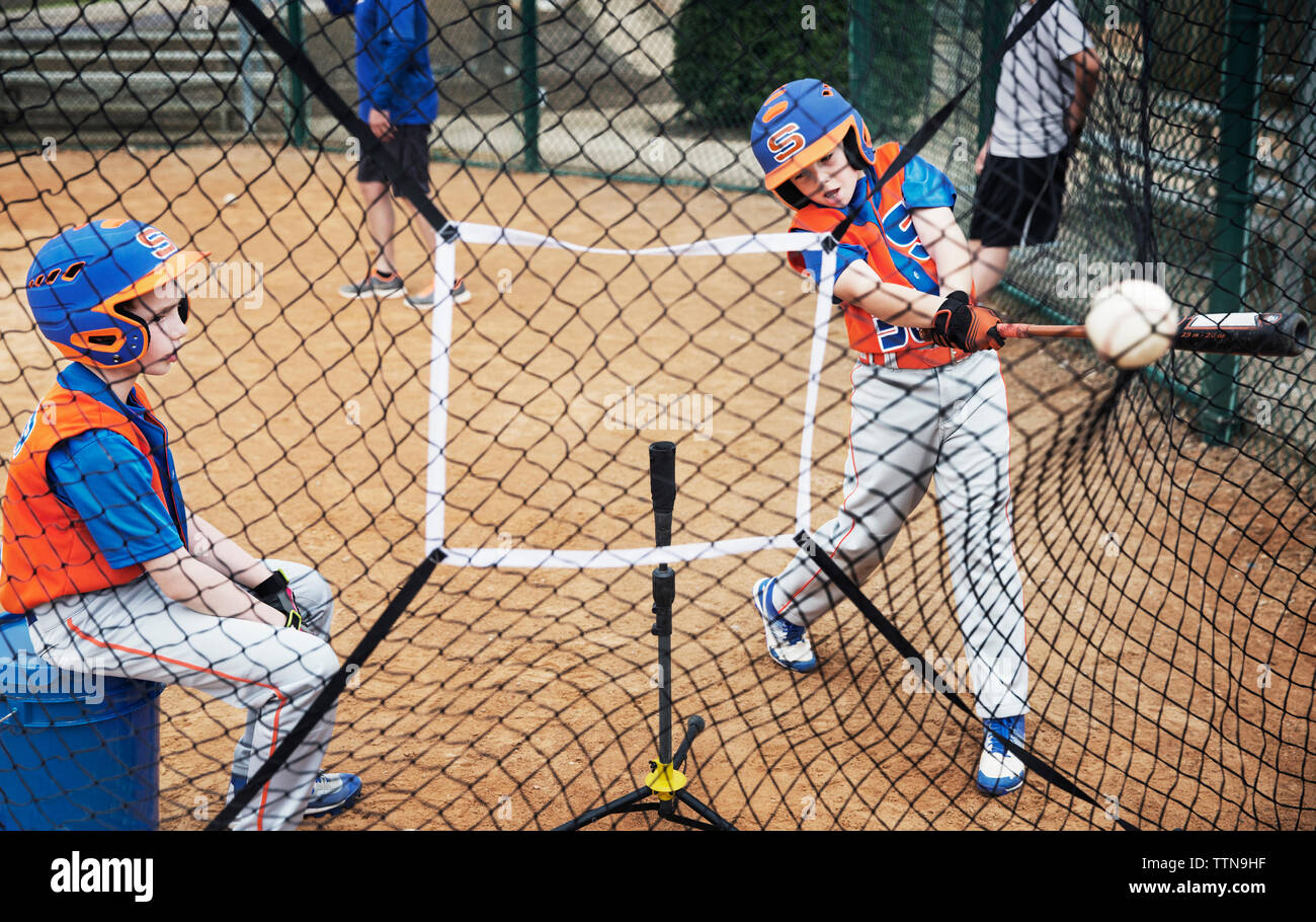 I ragazzi a giocare a baseball sul campo Foto Stock