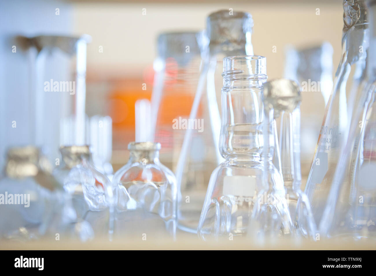 Varie beute sul tavolo in laboratorio Foto Stock