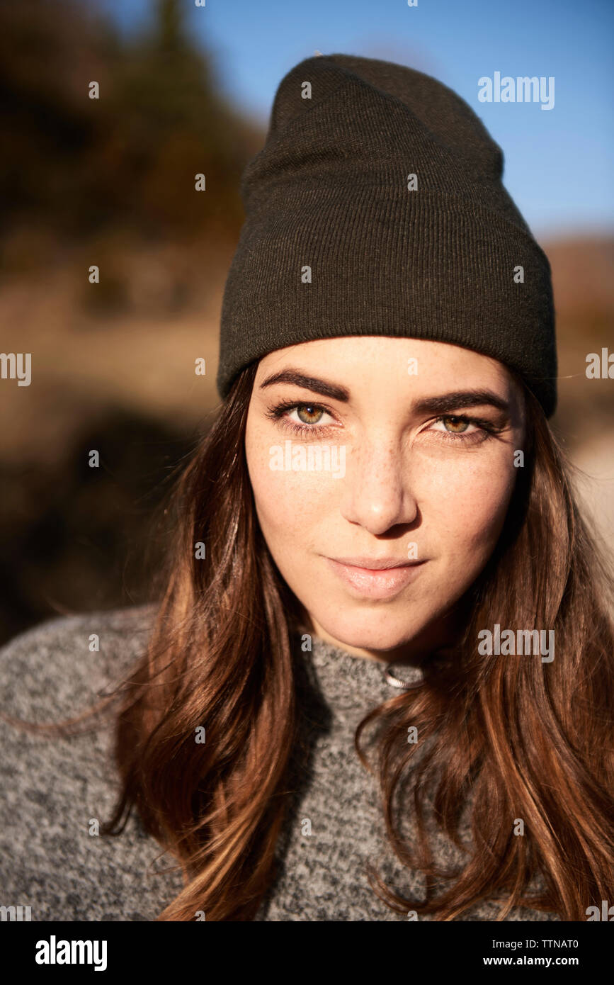 Close-up ritratto di donna durante il periodo invernale Foto Stock