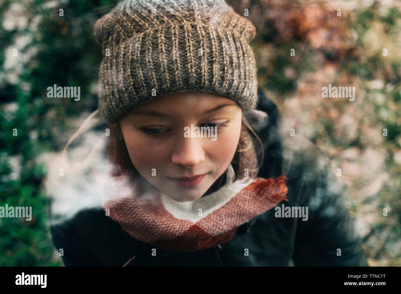 La ragazza di vestiti caldi Foto Stock