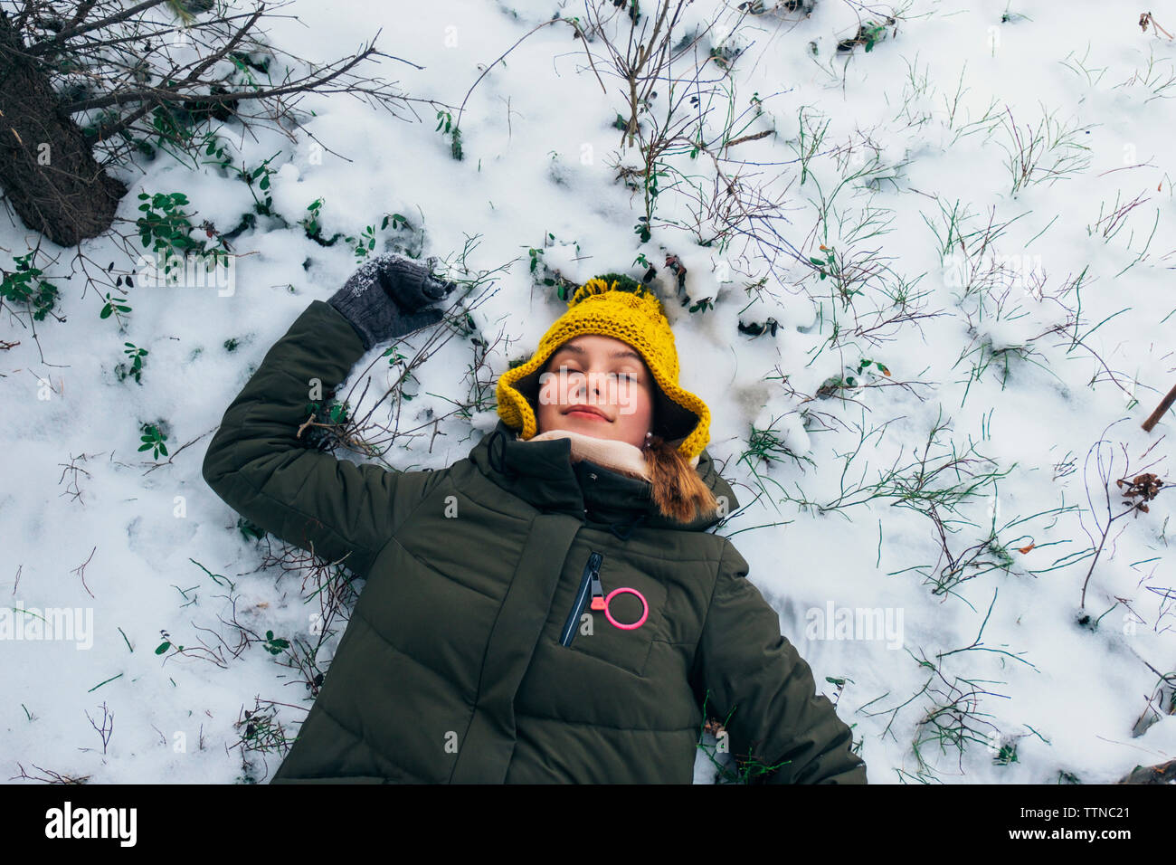 Ragazza nel bosco invernale Foto Stock