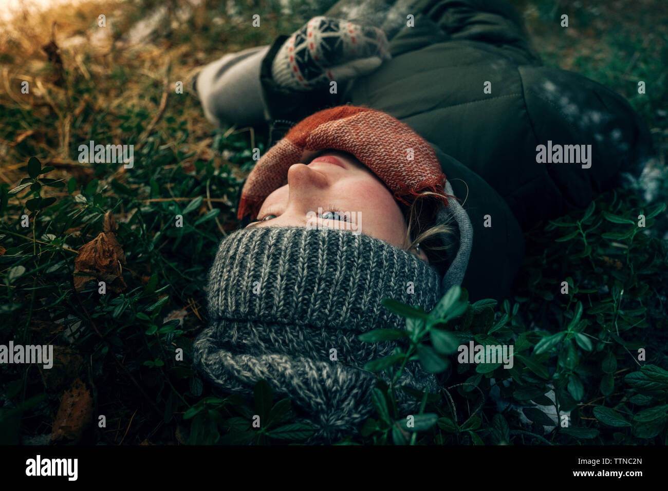 La ragazza di vestiti caldi Foto Stock