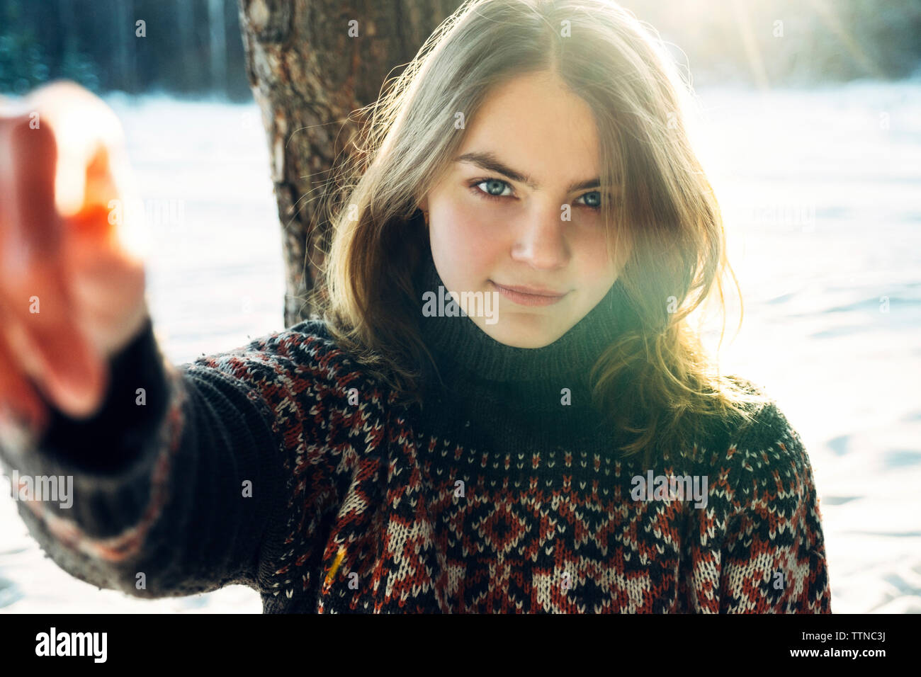 Ritratto di una bella donna su una giornata invernale Foto Stock