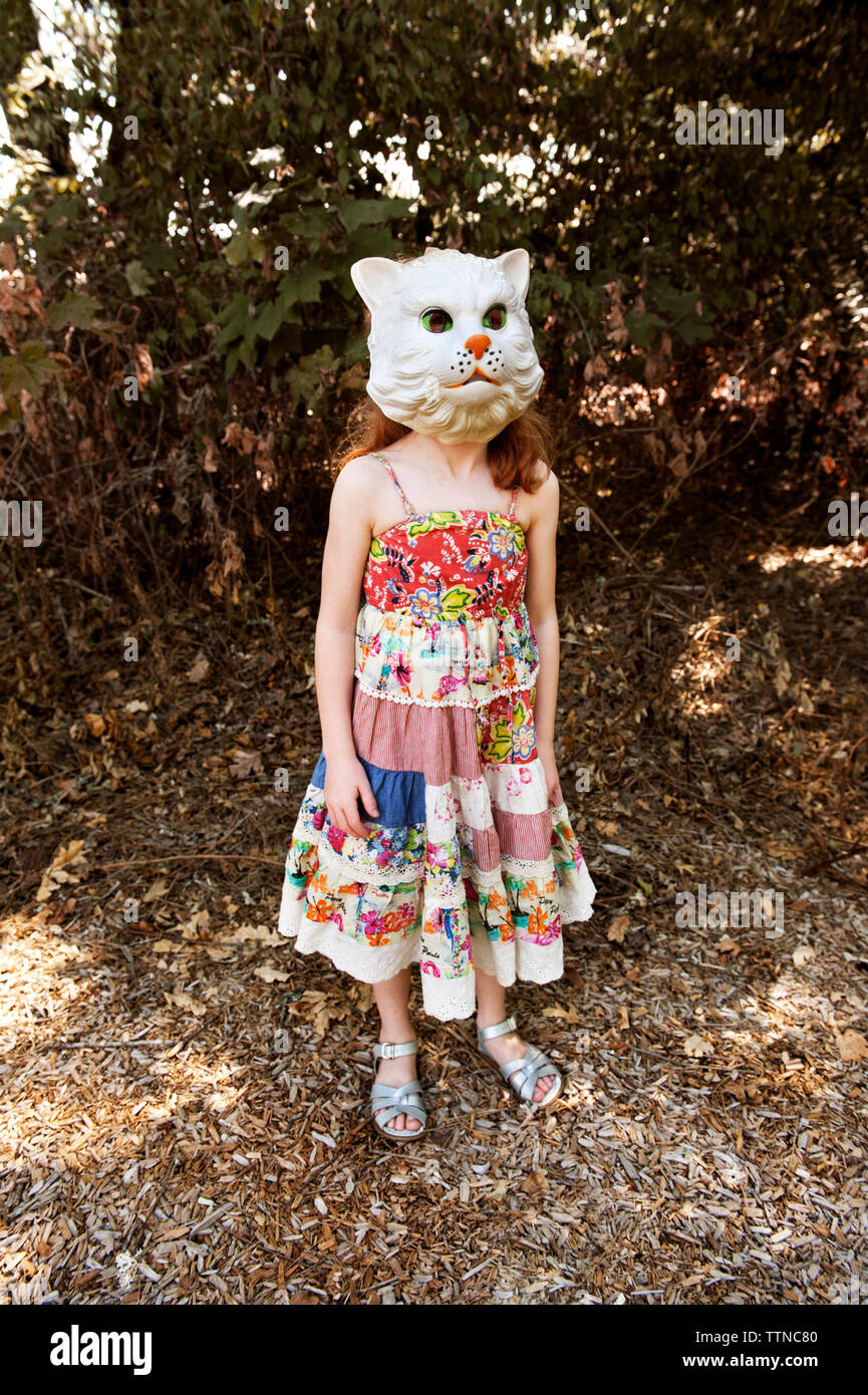 Ragazza giovane indossando maschera cat all'aperto Foto Stock