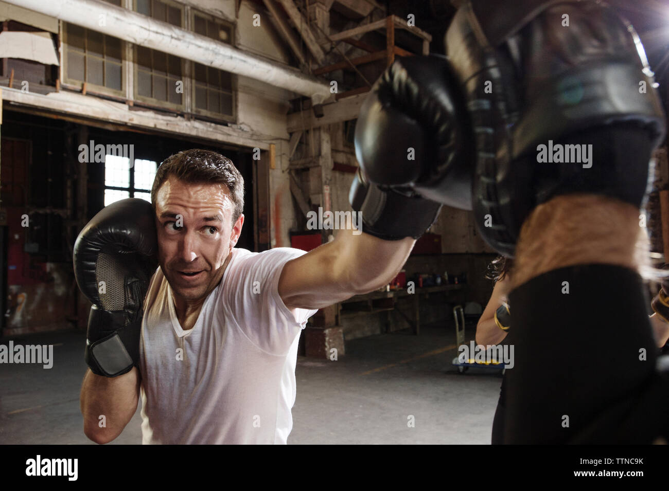 Determinato boxer maschio la pratica in palestra Foto Stock