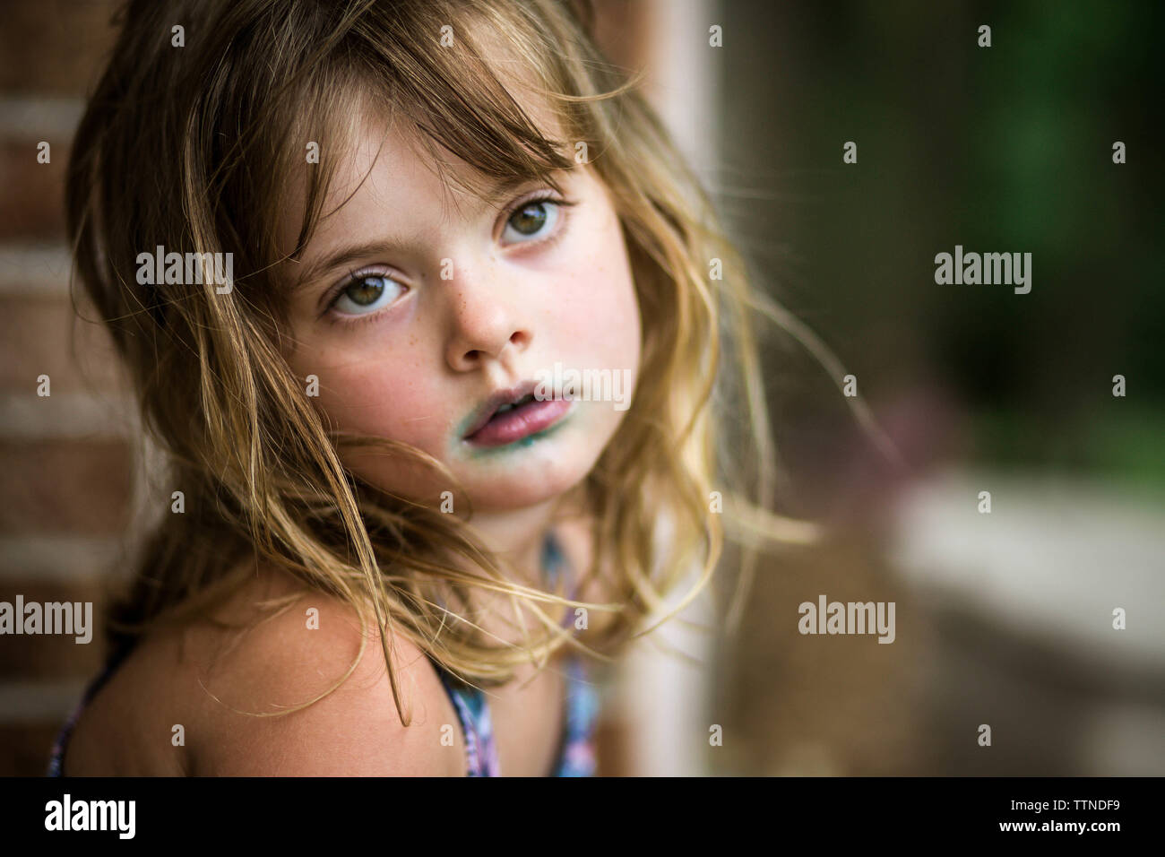 5 anno vecchia ragazza con blue attorno alla bocca da candy cercando in distanc Foto Stock