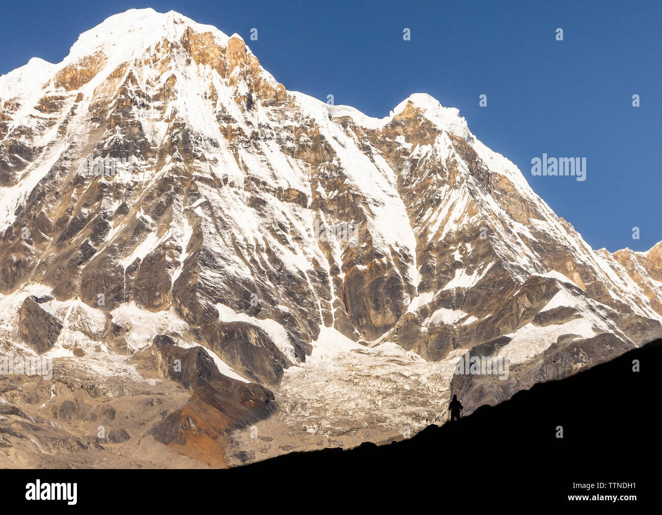 Vista panoramica del monte incappucciate di neve contro il cielo blu chiaro Foto Stock