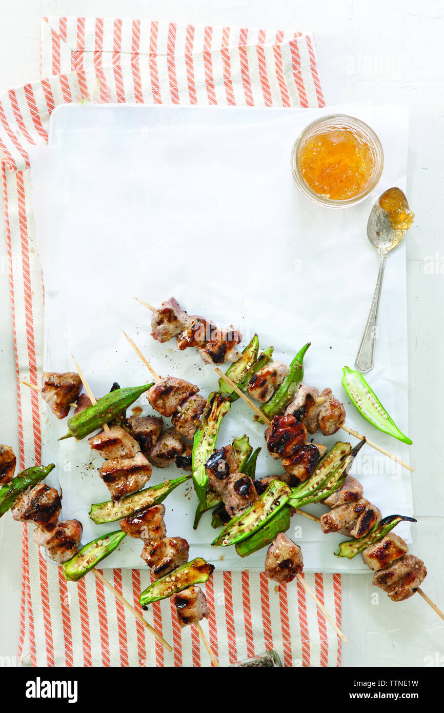 Vista panoramica degli antipasti alla griglia con salsa in vassoio sul tavolo a casa Foto Stock