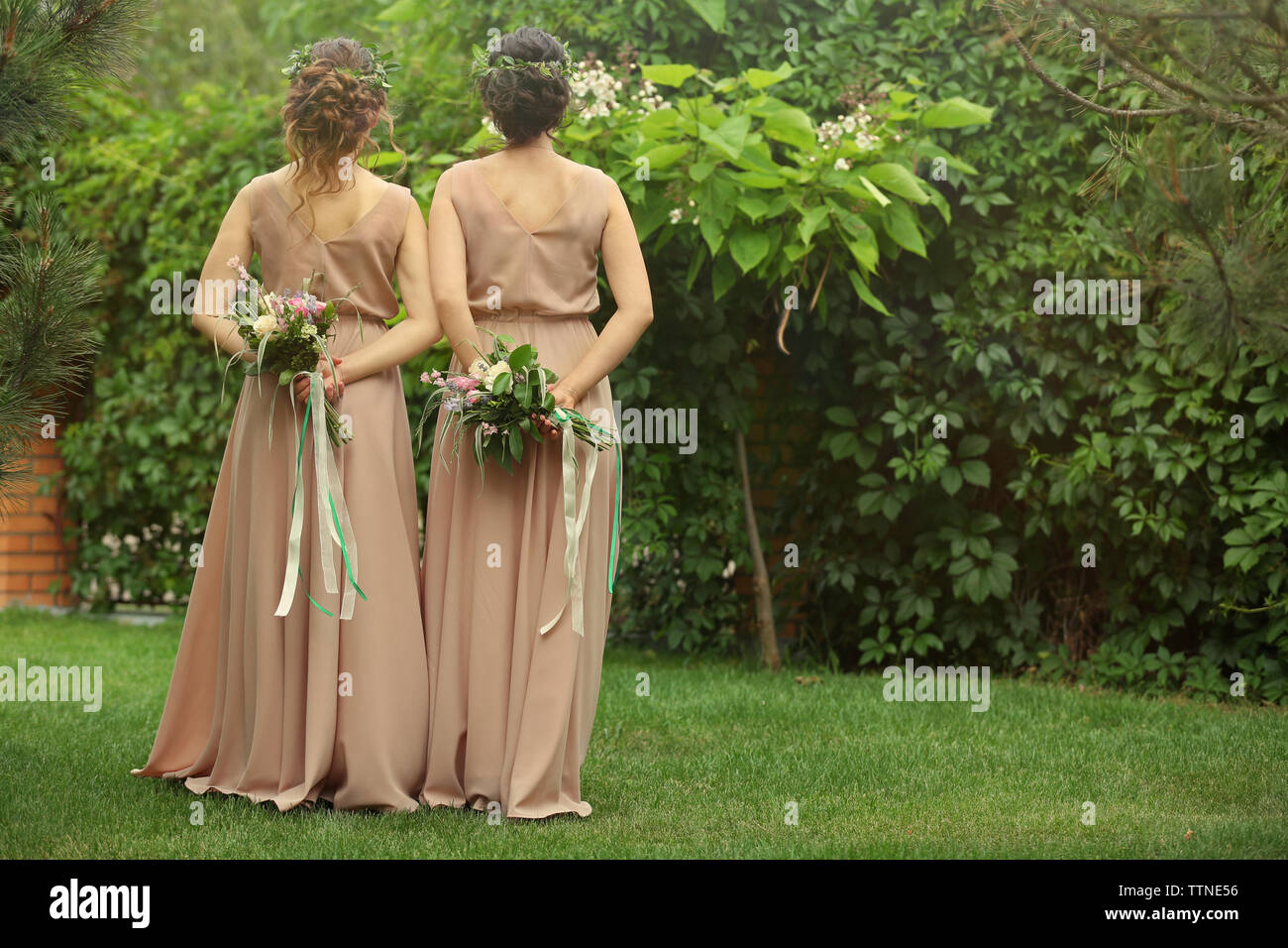 Bella bridesmaids holding mazzi Foto Stock