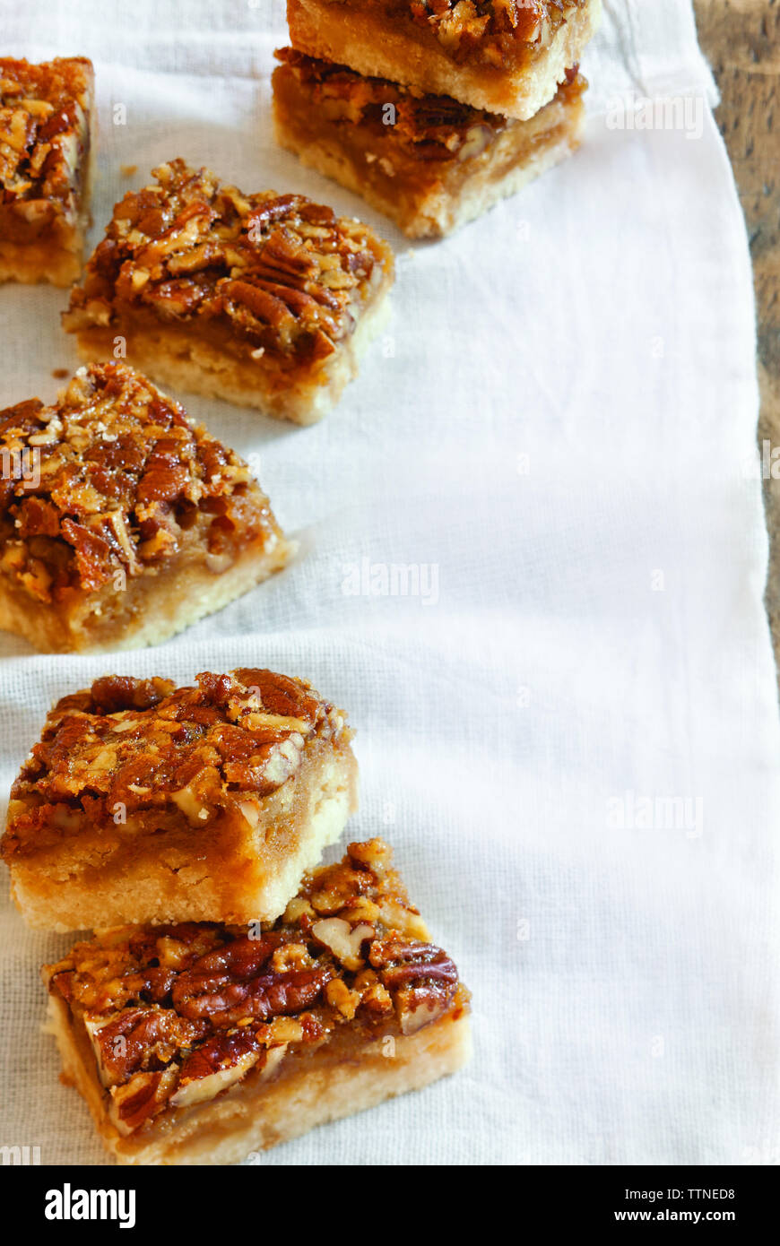 Primo piano di torta pecan tagliata su tessuto a casa Foto Stock