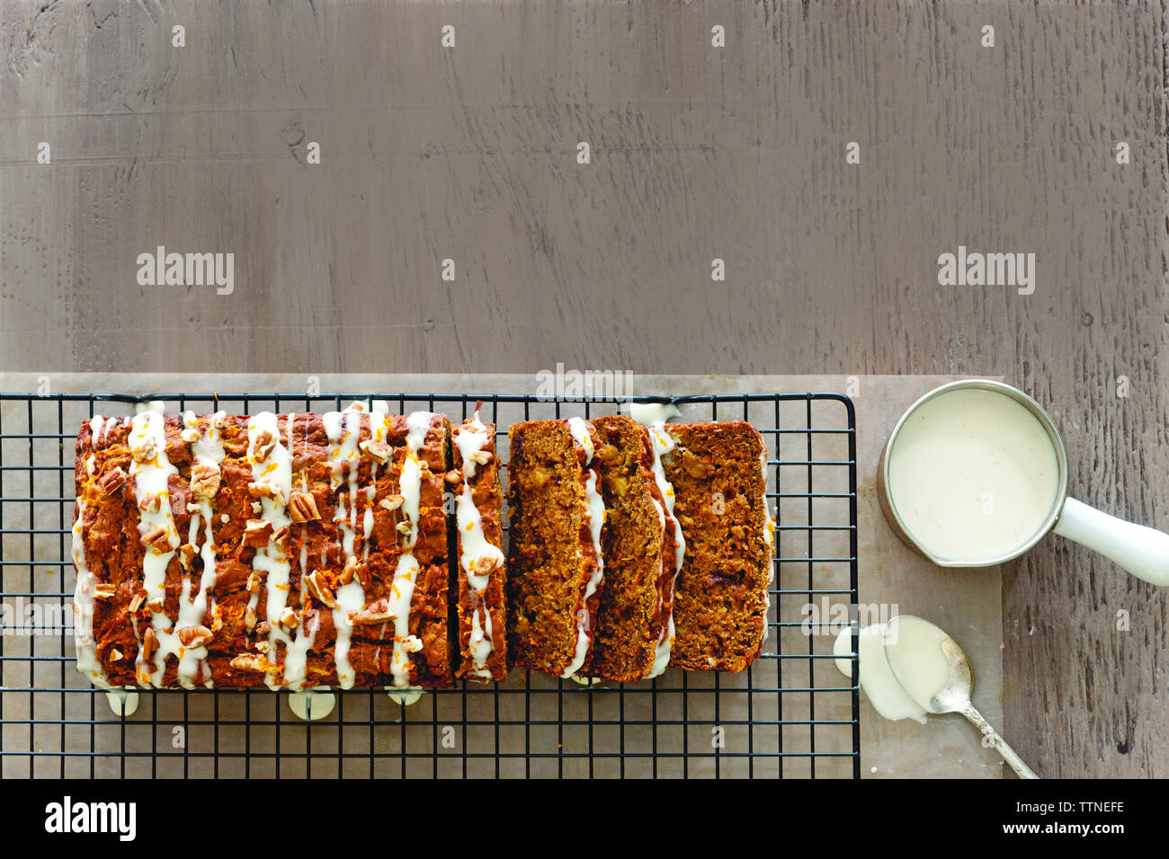 Vista dall'alto del pane di zucca fatto in casa sulla griglia da cucina con crema Foto Stock