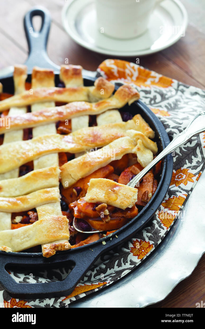 Primo piano di torta dolce fatta in casa sul tavolo Foto Stock