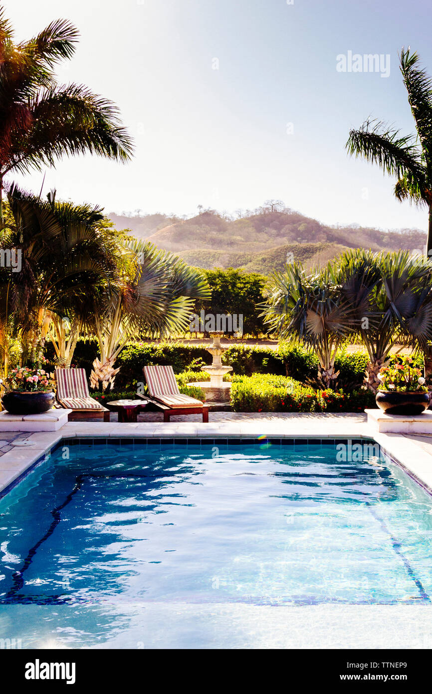 Piscina presso il villaggio turistico contro il cielo chiaro Foto Stock