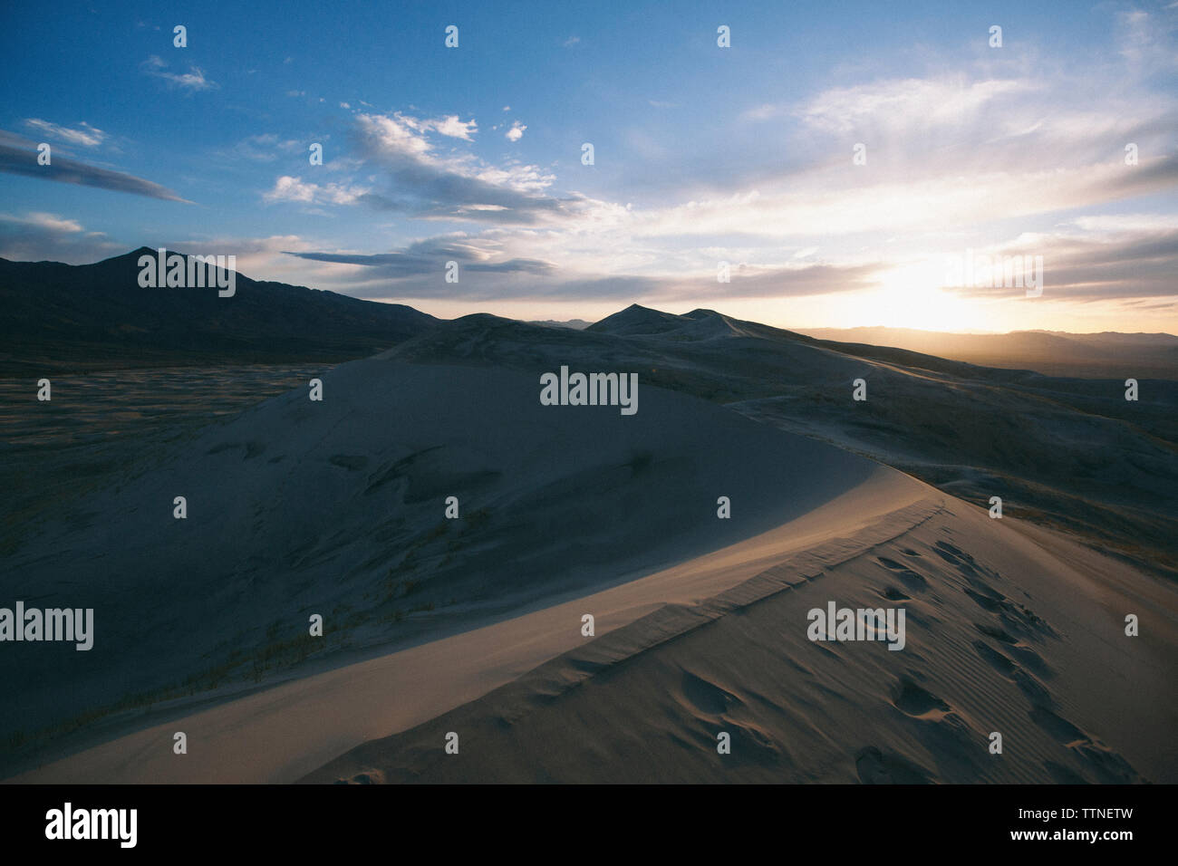 Vista panoramica del deserto contro il cielo durante il tramonto Foto Stock