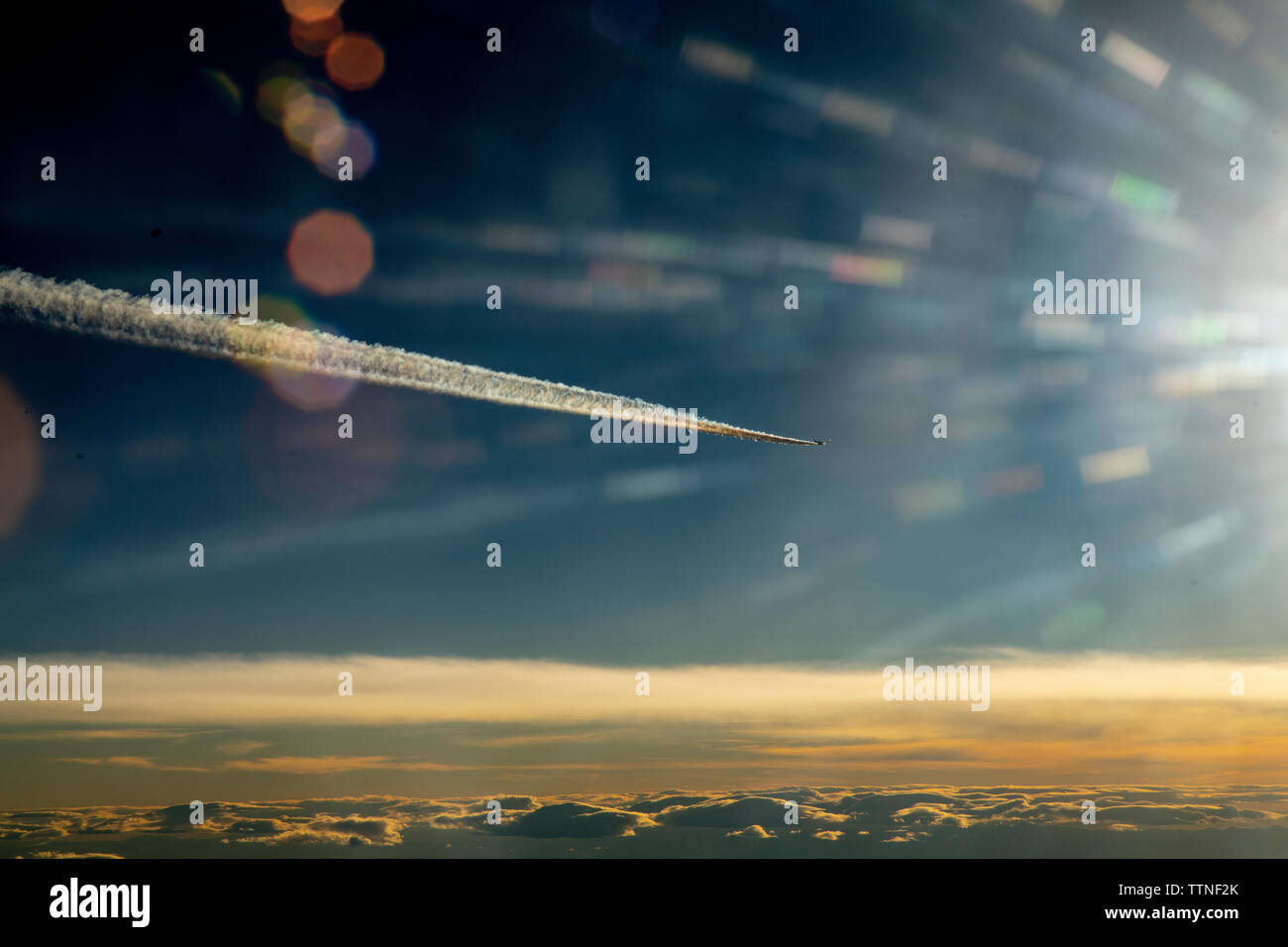 Jet passeggeri battenti a 37000 piedi over Texas in direzione ovest Foto Stock