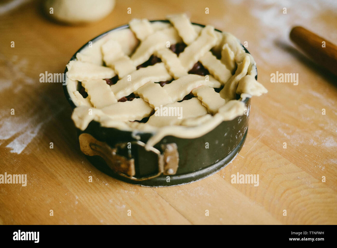 Angolo di Alta Vista della torta dolce sul tavolo di legno Foto Stock