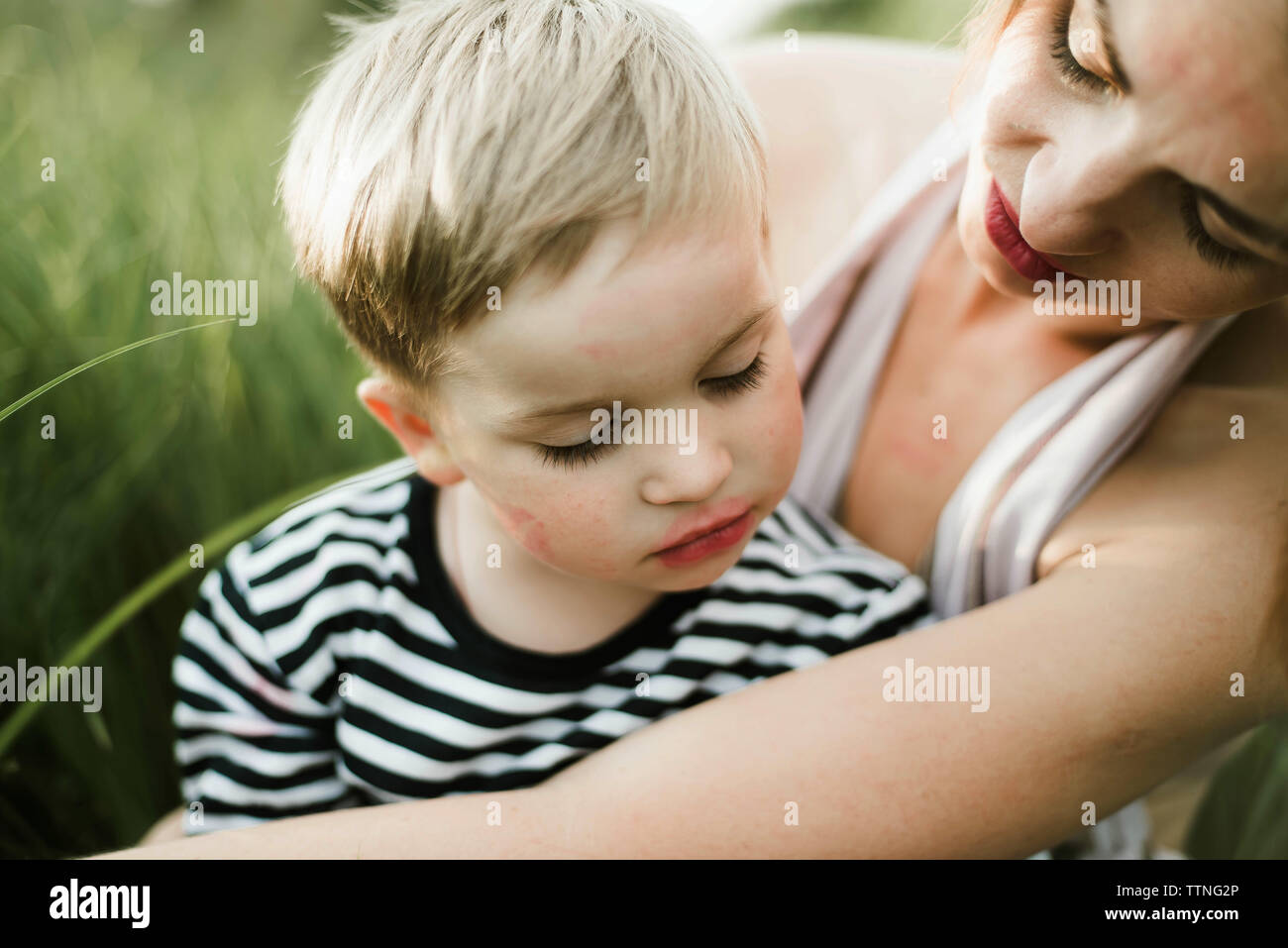 Madre e figlio all'aperto Foto Stock