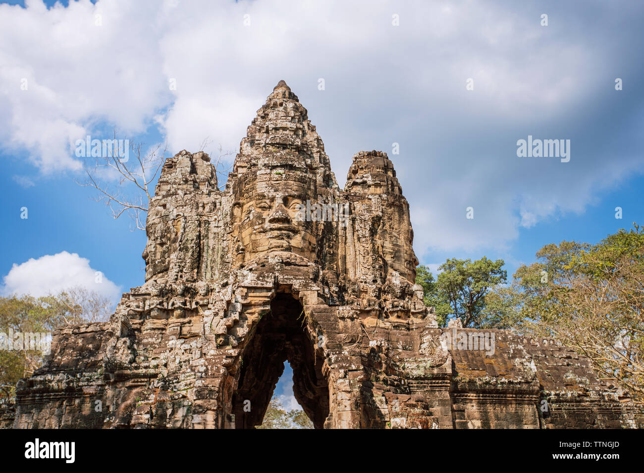 Gateway di Angkor Thom contro il cielo nuvoloso Foto Stock