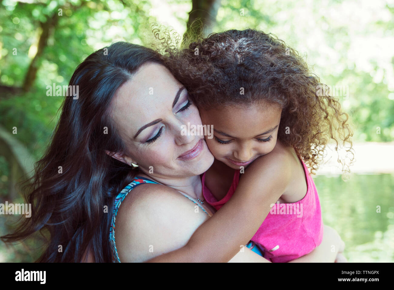 Affettuosa madre abbracciando la figlia Foto Stock