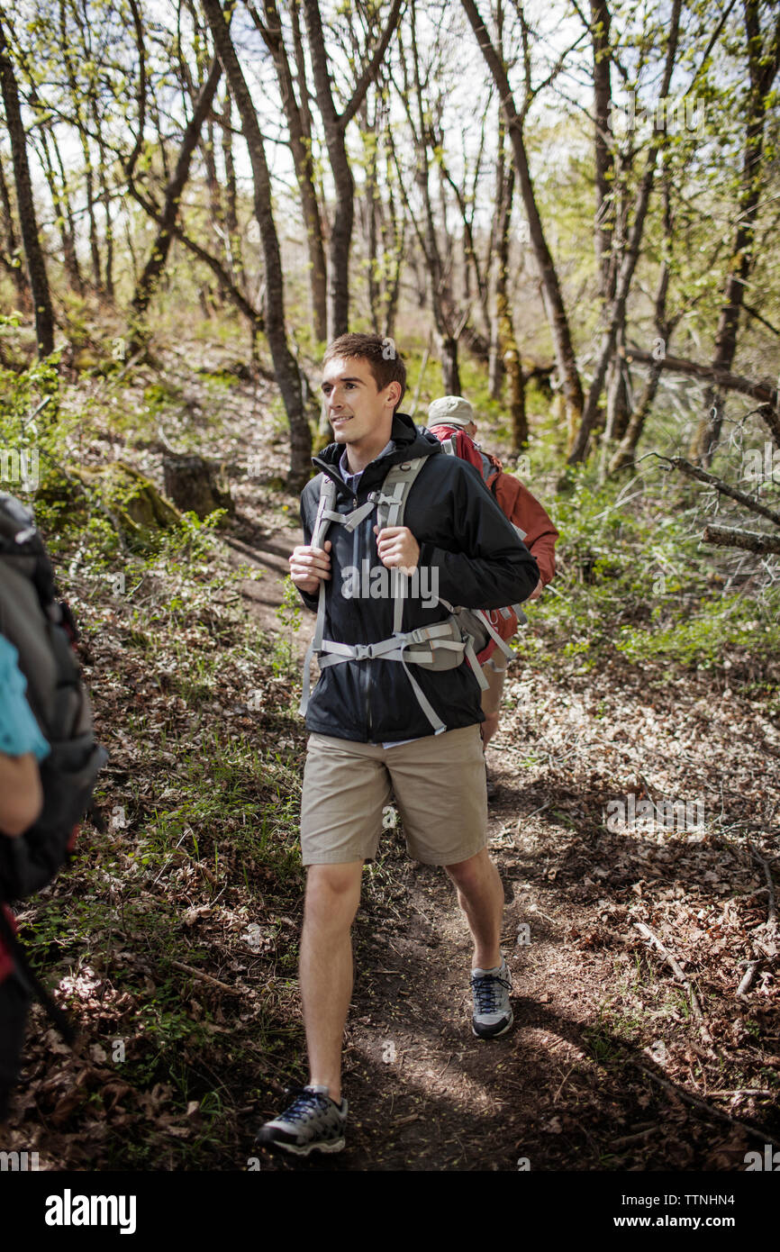 Maschio di escursionisti a piedi nella foresta Foto Stock