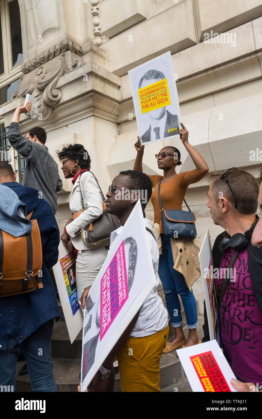 Tours, FRANCIA, AIDES ONG, Aids HIV attivisti che protestano per i fondi mondiali, protesta sociale multiculturale, gruppo diversificato Foto Stock