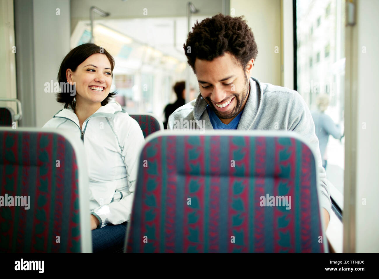 Felice multi-etnico giovane viaggiare in bus Foto Stock