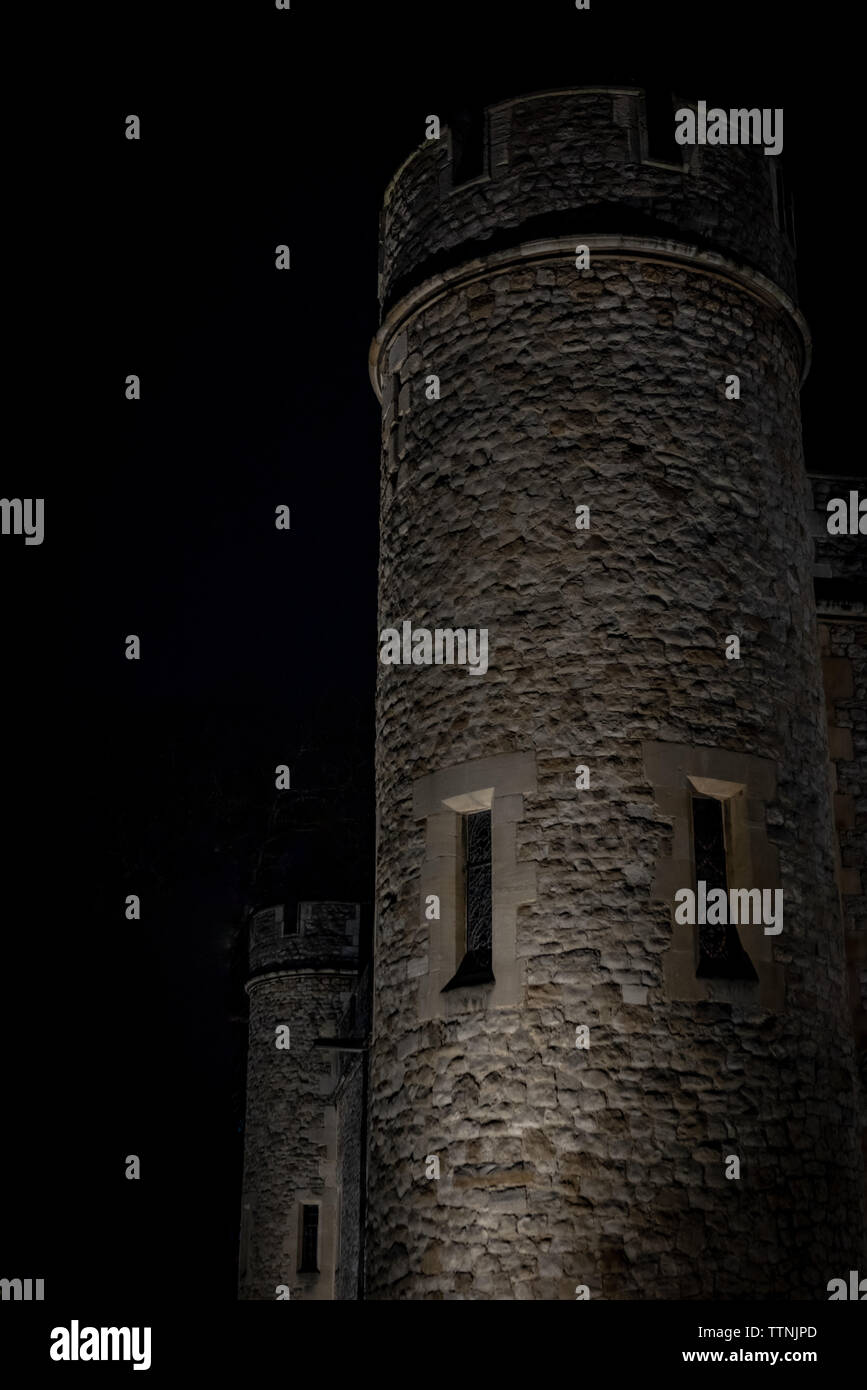 Una spettacolare illuminazione e viste della mitica Torre di Londra in Inghilterra durante un tempo di notte a piedi. Foto Stock