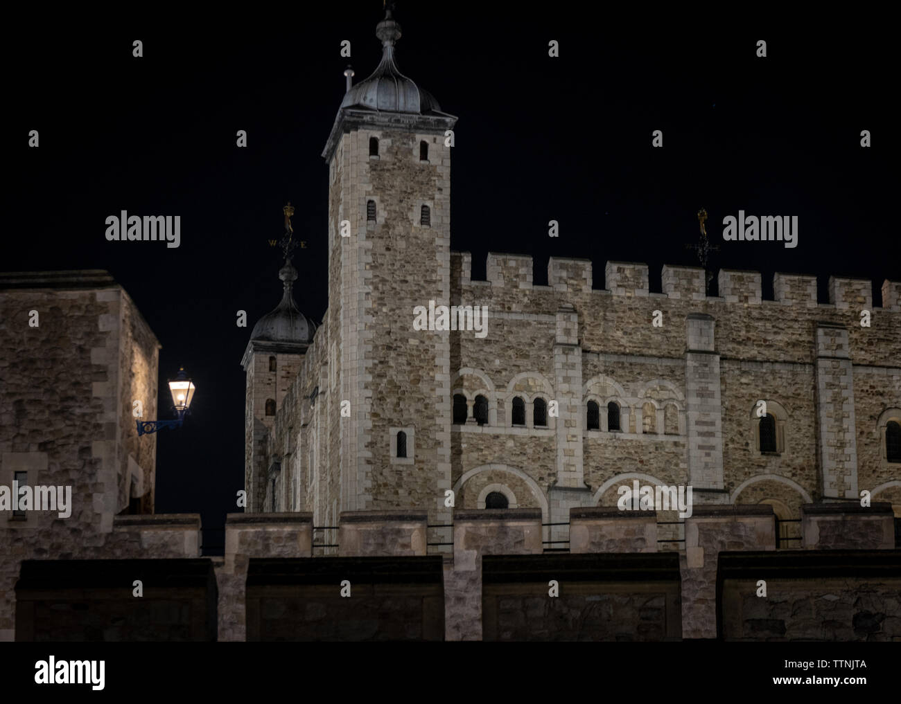 Una spettacolare illuminazione e viste della mitica Torre di Londra in Inghilterra durante un tempo di notte a piedi. Foto Stock