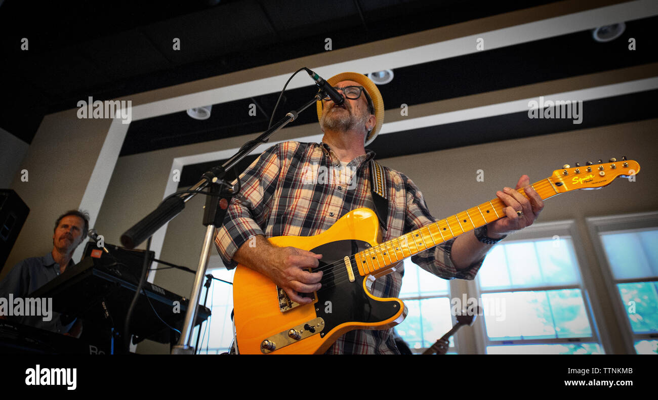 Stati Uniti - Luglio 3, 2016: Jeff Bean e Tom Briner del settimo figlio di WV blues e rock band intrattenere la folla in Waterford cittadini Associat Foto Stock