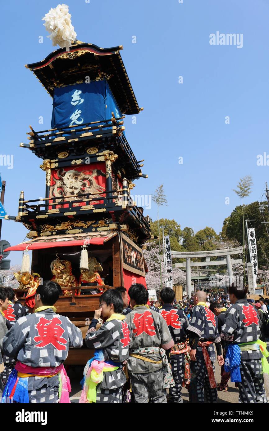 Tre livelli di galleggianti a Inuyama Festival di Primavera in Giappone Foto Stock