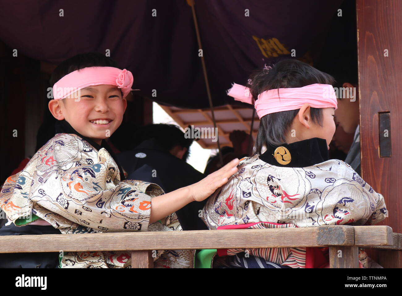 Bambini giapponesi in costumi tradizionali a cavallo su galleggianti al festival Inuyama Foto Stock